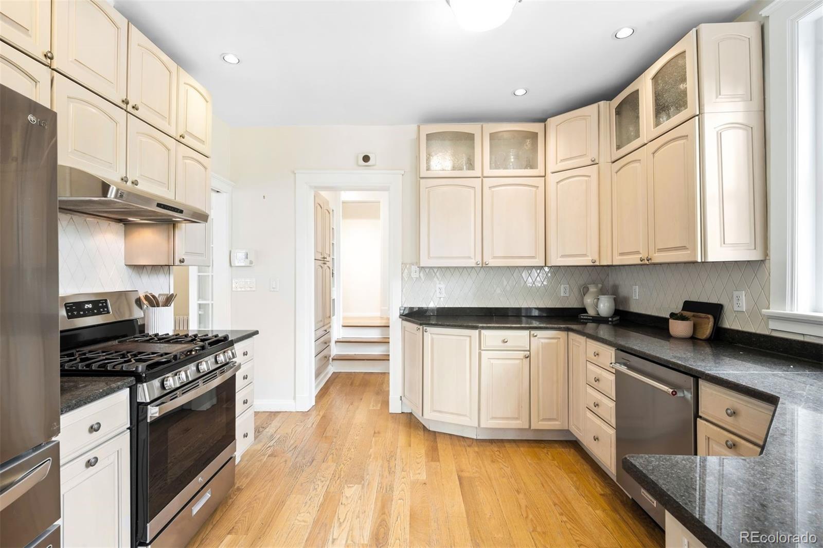MLS Image #11 for 1368  ash street,denver, Colorado