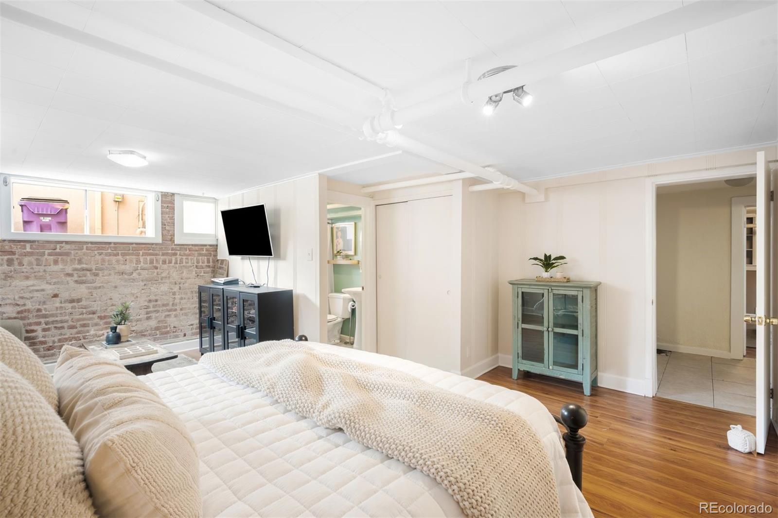 MLS Image #33 for 1368  ash street,denver, Colorado