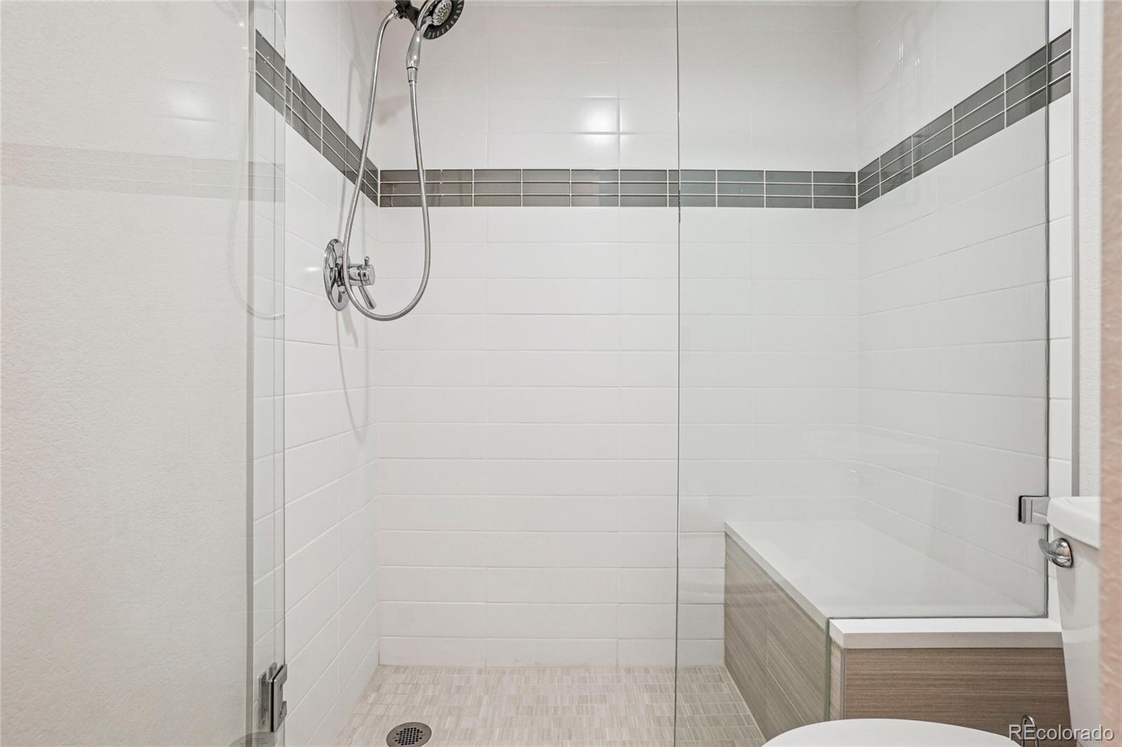 MLS Image #11 for 909 n logan street 4j,denver, Colorado