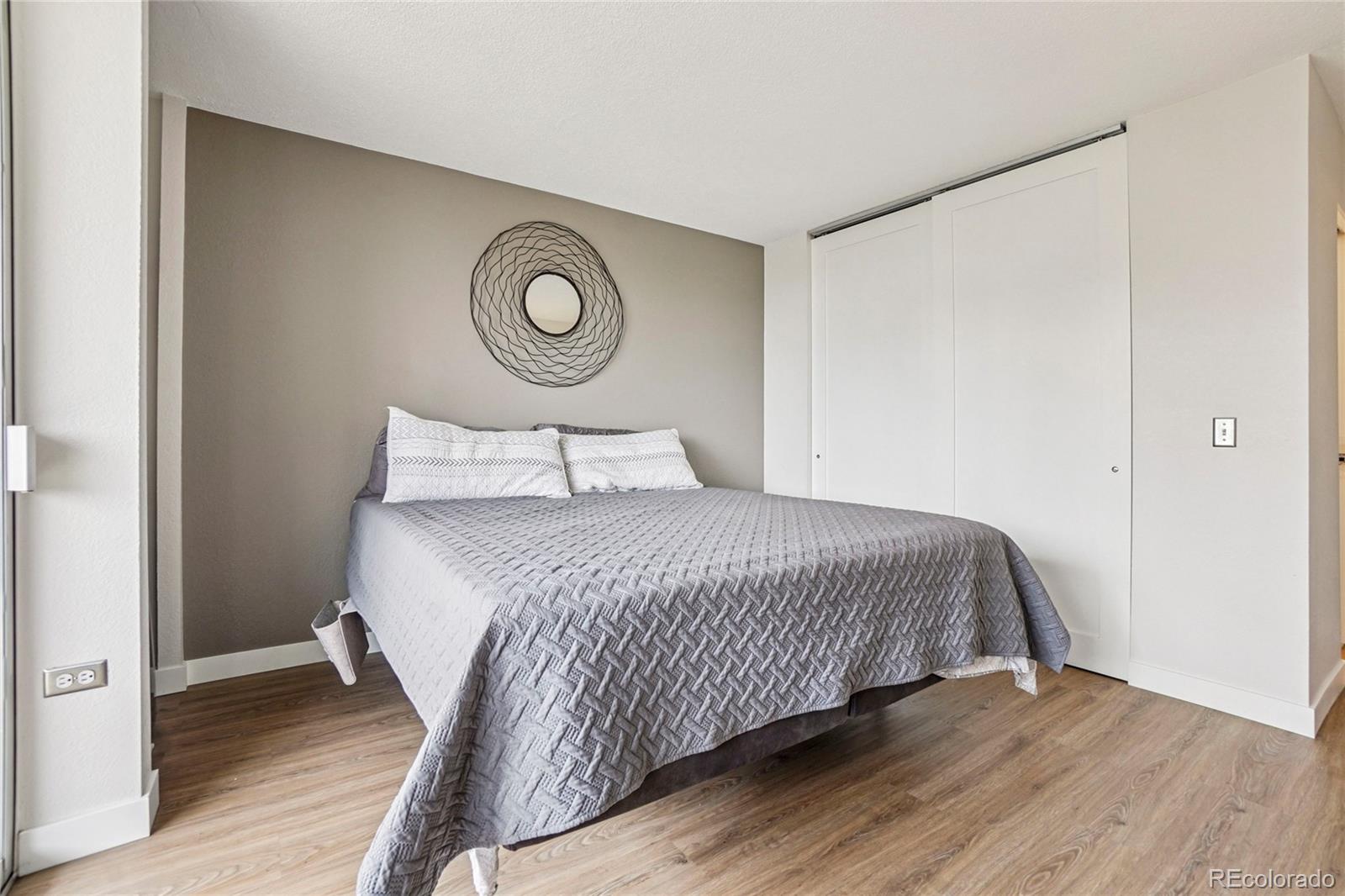 MLS Image #13 for 909 n logan street 4j,denver, Colorado