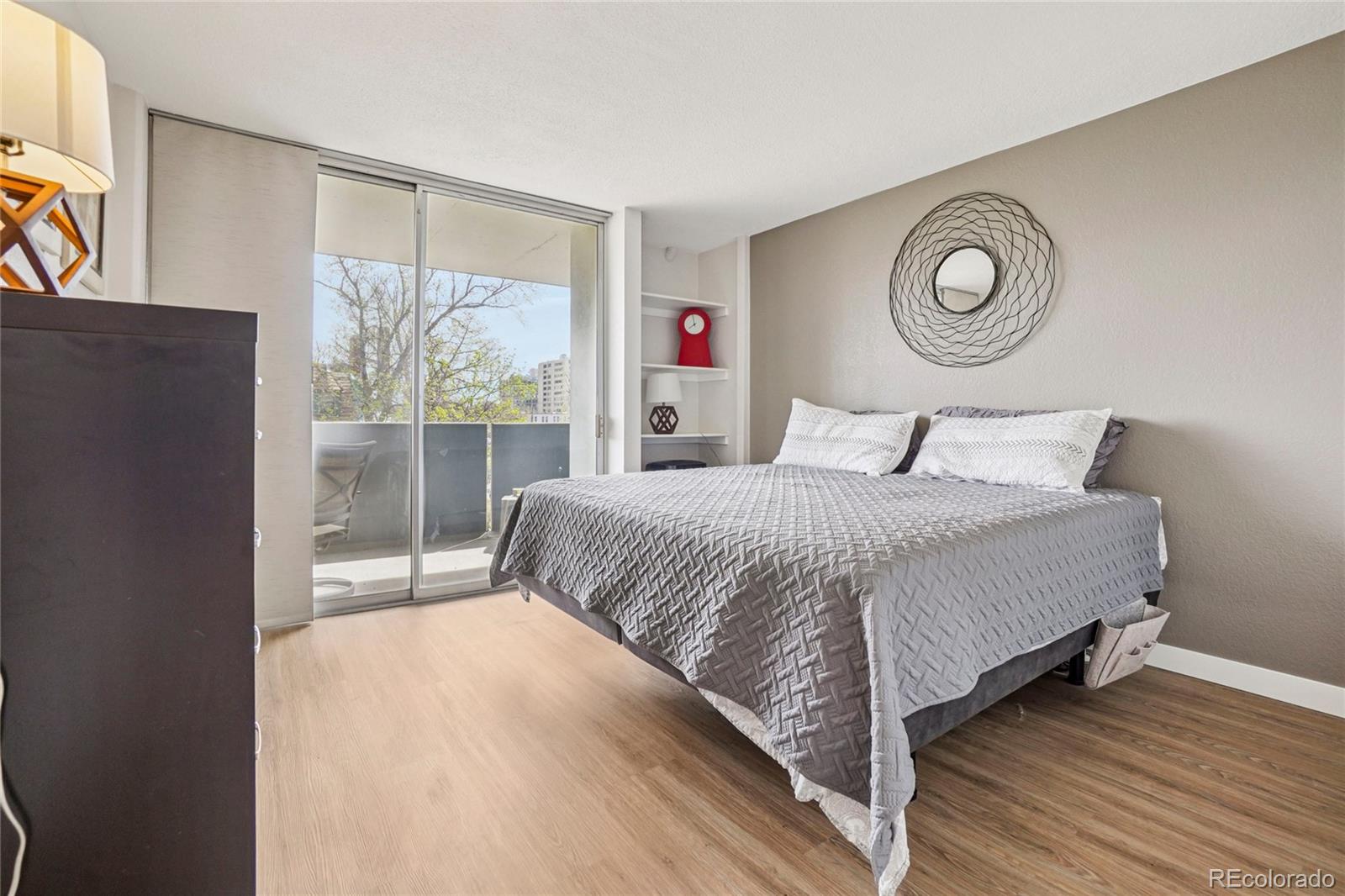 MLS Image #14 for 909 n logan street 4j,denver, Colorado