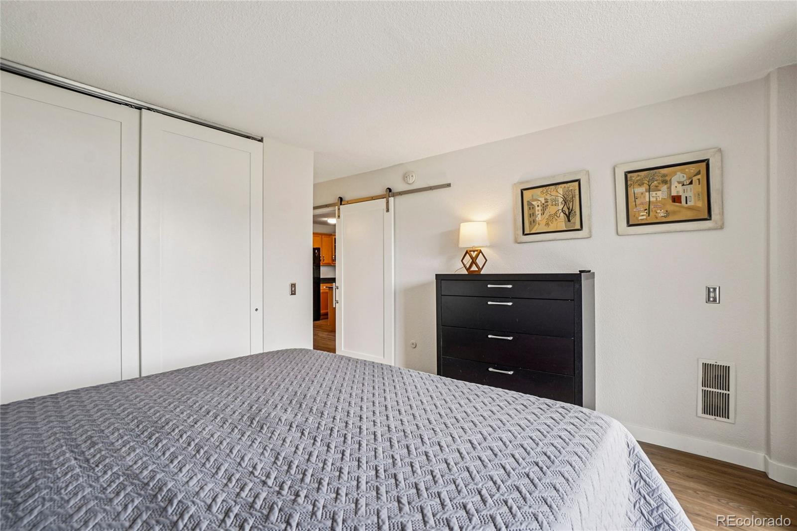MLS Image #15 for 909 n logan street 4j,denver, Colorado