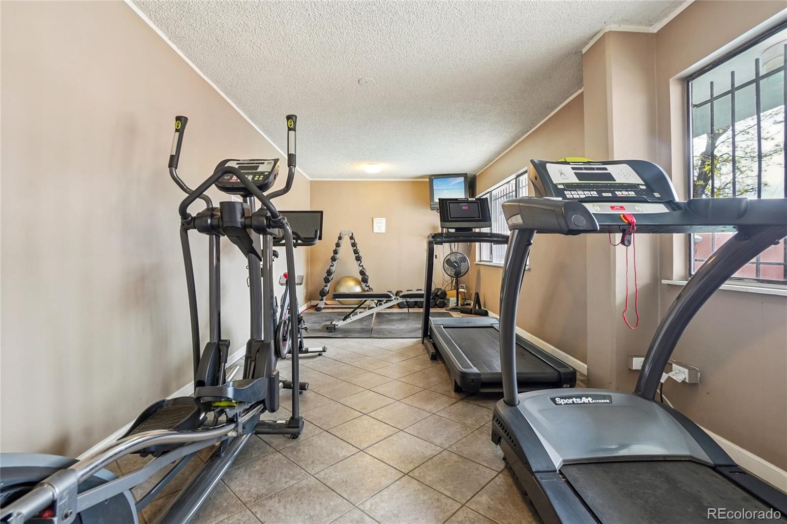 MLS Image #29 for 909 n logan street 4j,denver, Colorado