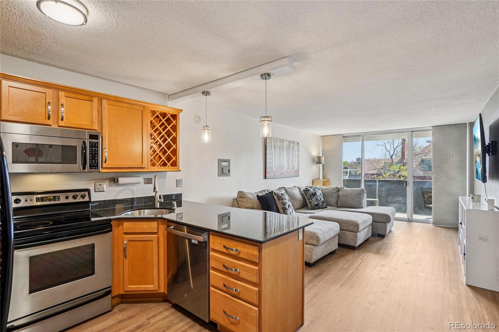 MLS Image #3 for 909 n logan street 4j,denver, Colorado