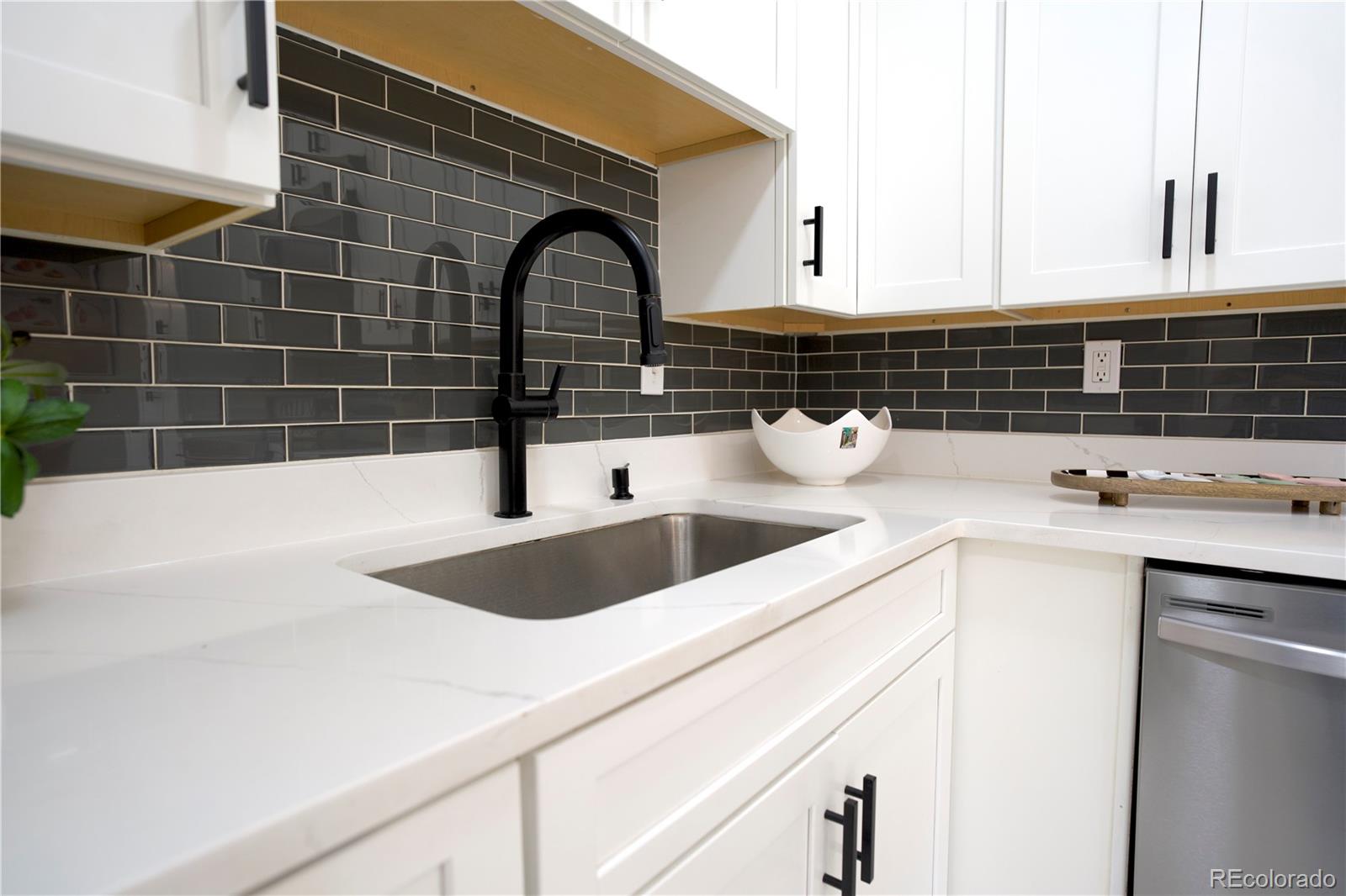 MLS Image #12 for 647 s jasmine way,denver, Colorado