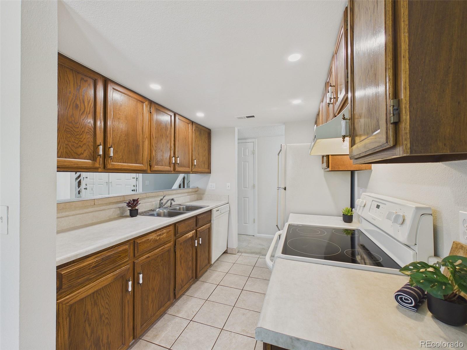 MLS Image #6 for 1140 s monaco parkway,denver, Colorado