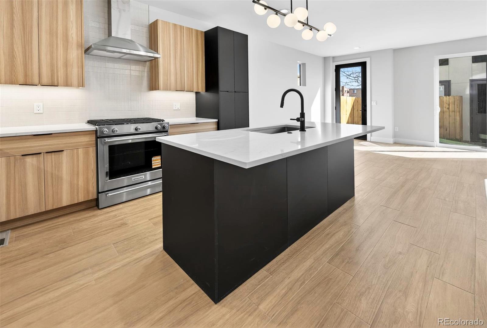 MLS Image #10 for 826 n cherry street,denver, Colorado