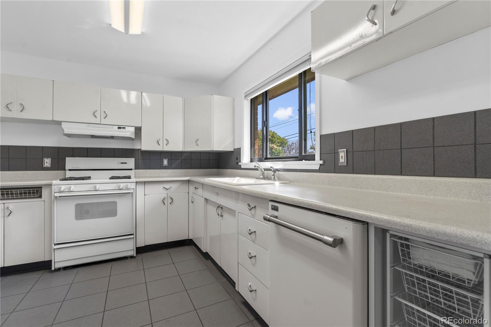 MLS Image #16 for 962 s holly street,denver, Colorado