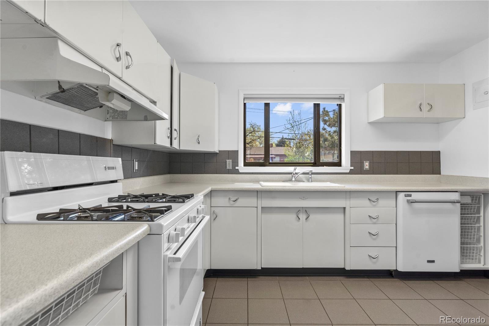 MLS Image #17 for 962 s holly street,denver, Colorado