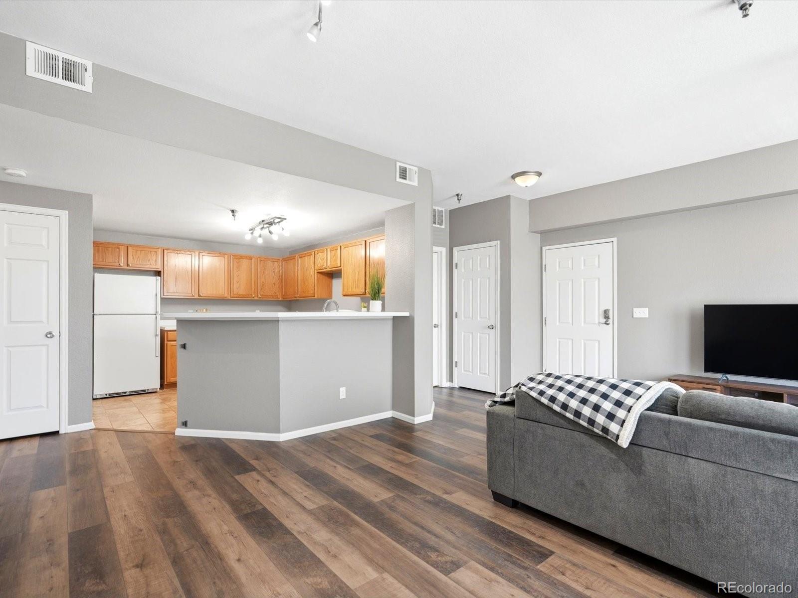 MLS Image #11 for 2575 s syracuse way h202,denver, Colorado