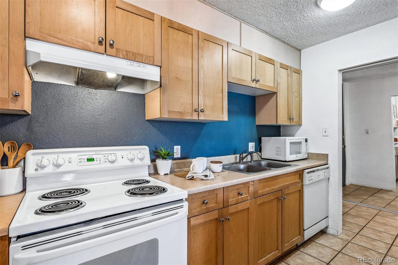 MLS Image #6 for 2500 s york street,denver, Colorado