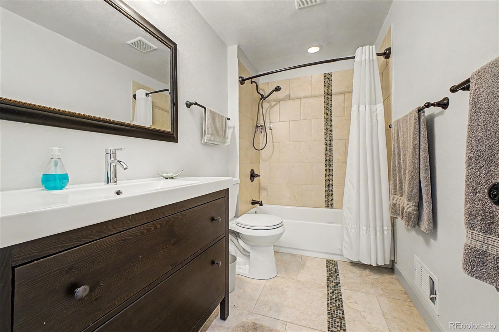 MLS Image #17 for 901 s locust street,denver, Colorado