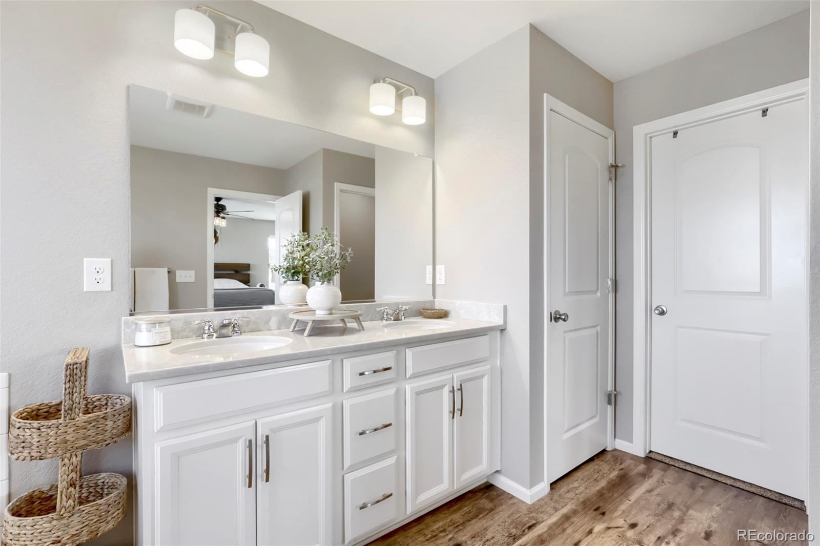 MLS Image #18 for 845 n waterloo circle,aurora, Colorado