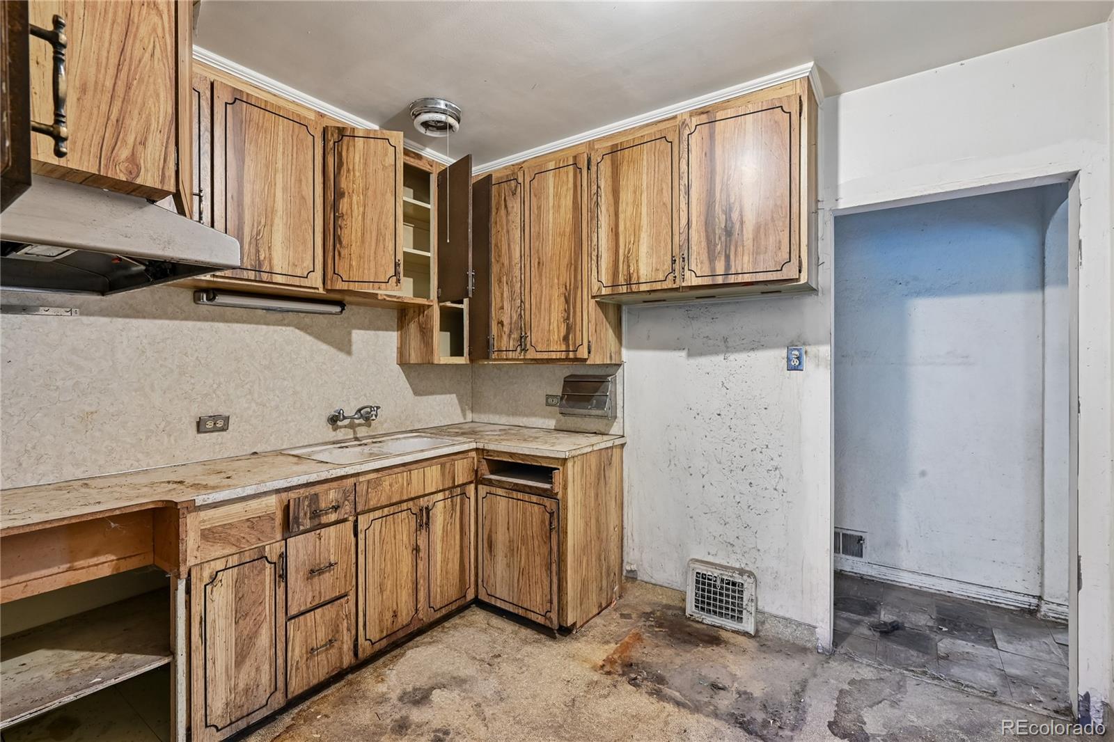MLS Image #15 for 2627 s clarkson street,denver, Colorado