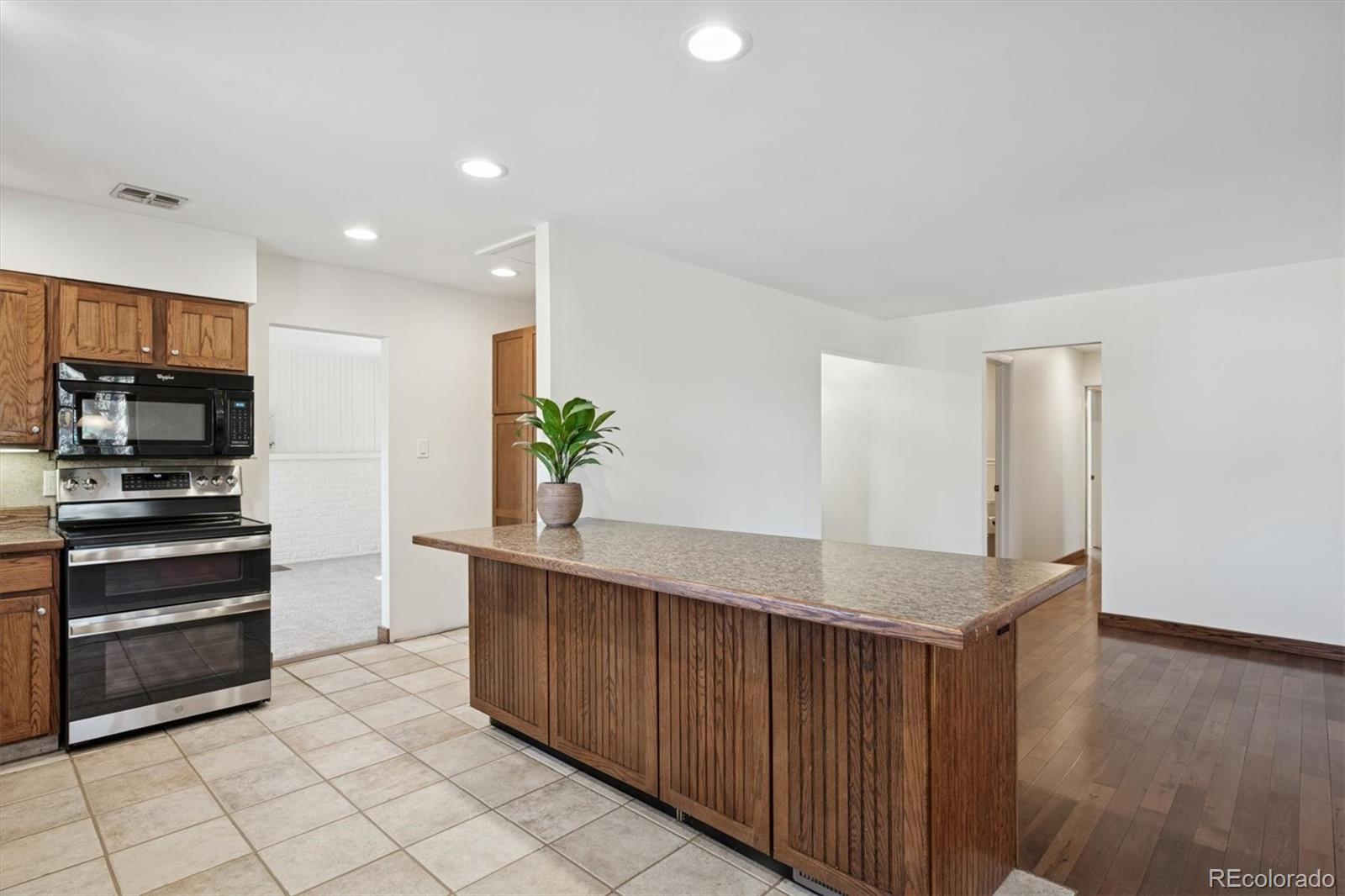 MLS Image #13 for 3390 s holly place,denver, Colorado