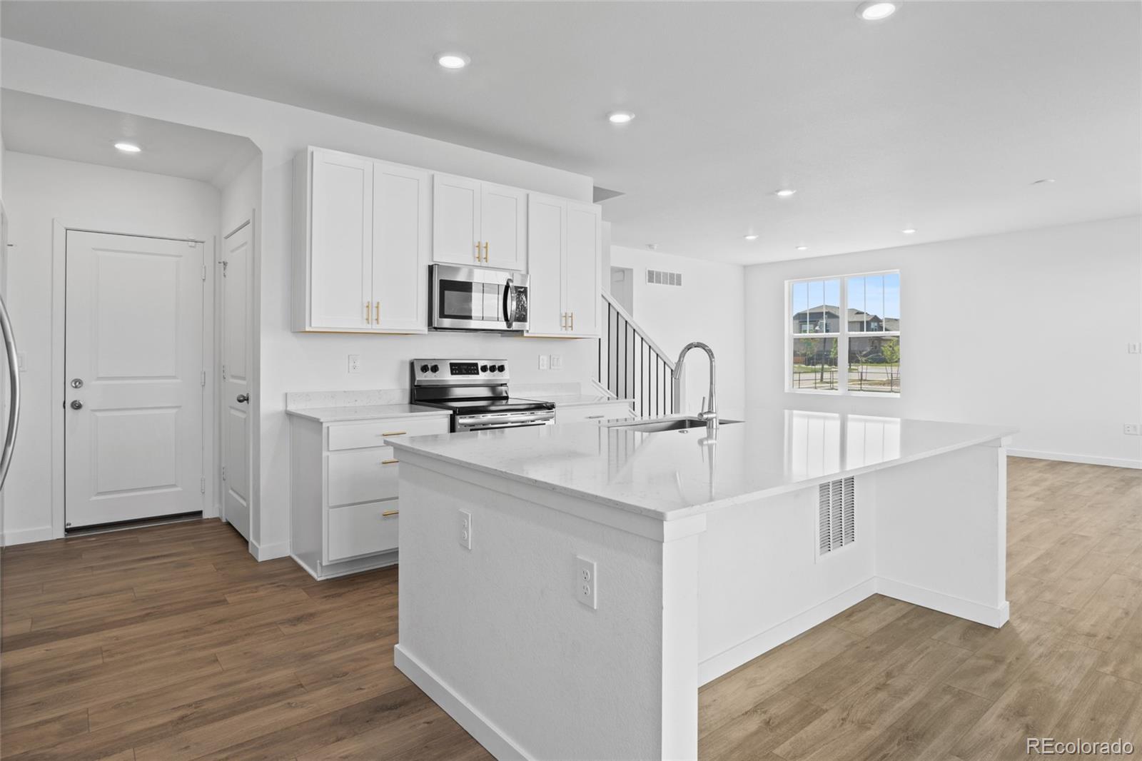 MLS Image #3 for 10231  tucson street,commerce city, Colorado