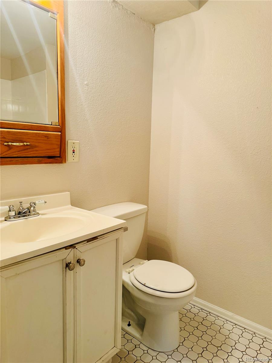 MLS Image #14 for 14862 e elk place,denver, Colorado