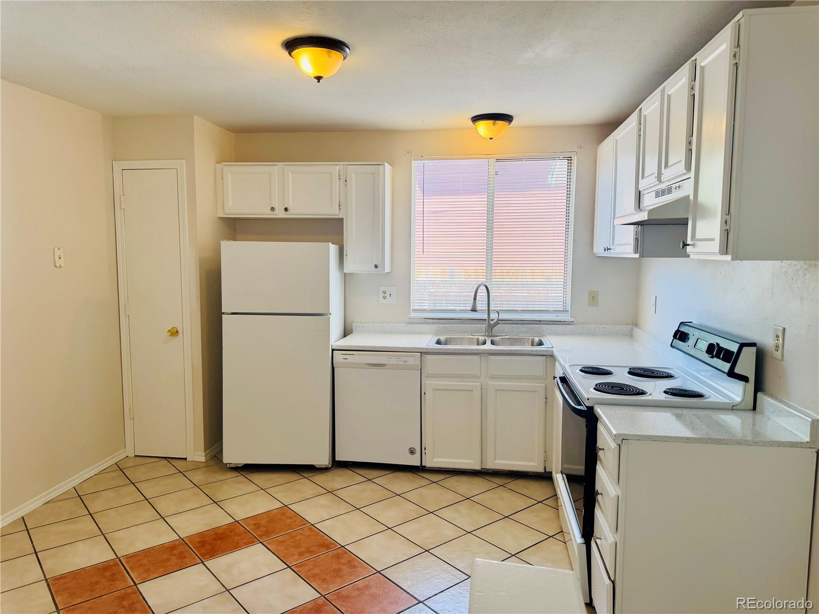 MLS Image #4 for 14862 e elk place,denver, Colorado
