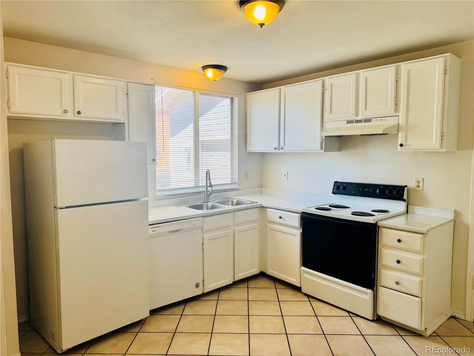 MLS Image #5 for 14862 e elk place,denver, Colorado