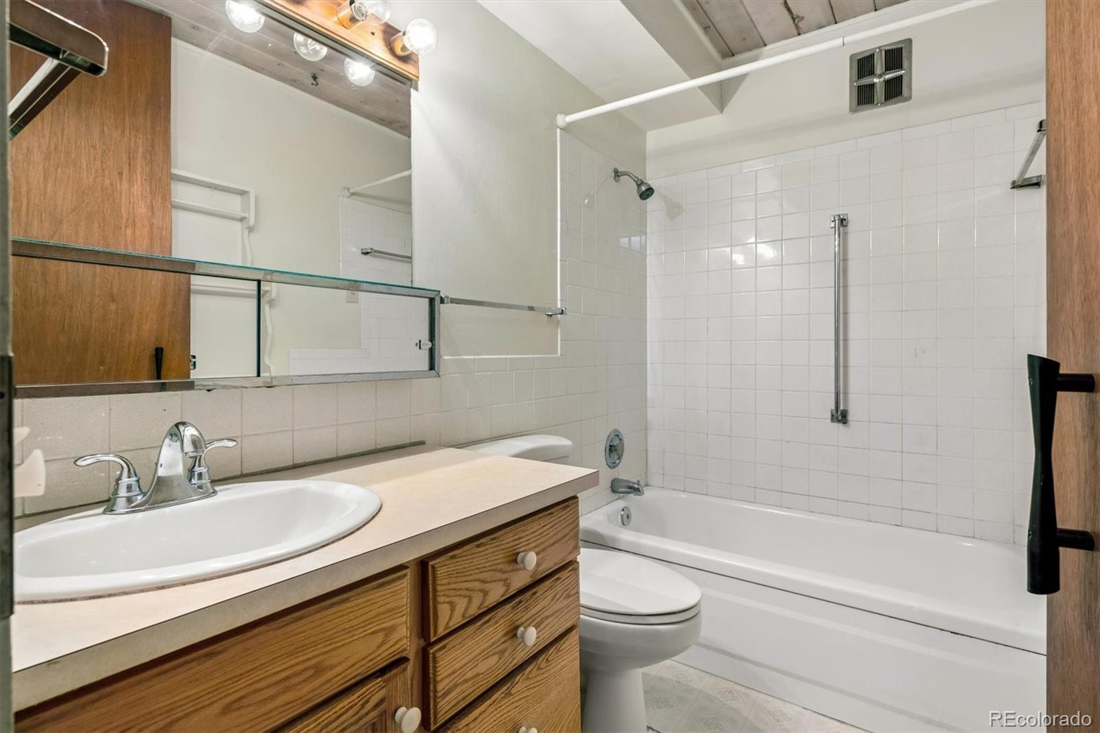 MLS Image #9 for 605 s clinton street 5a,denver, Colorado
