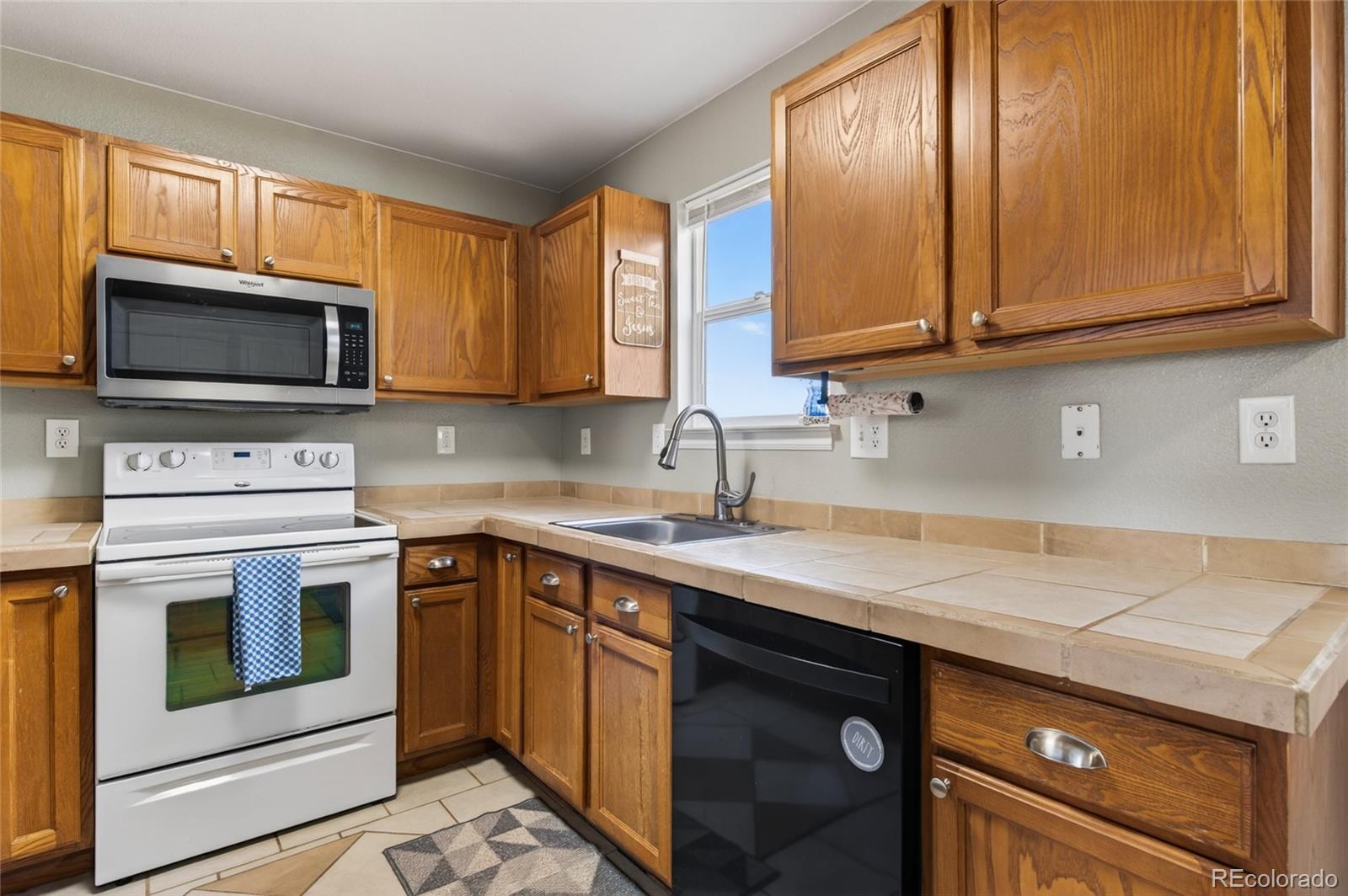 MLS Image #5 for 2830  renshaw street,strasburg, Colorado