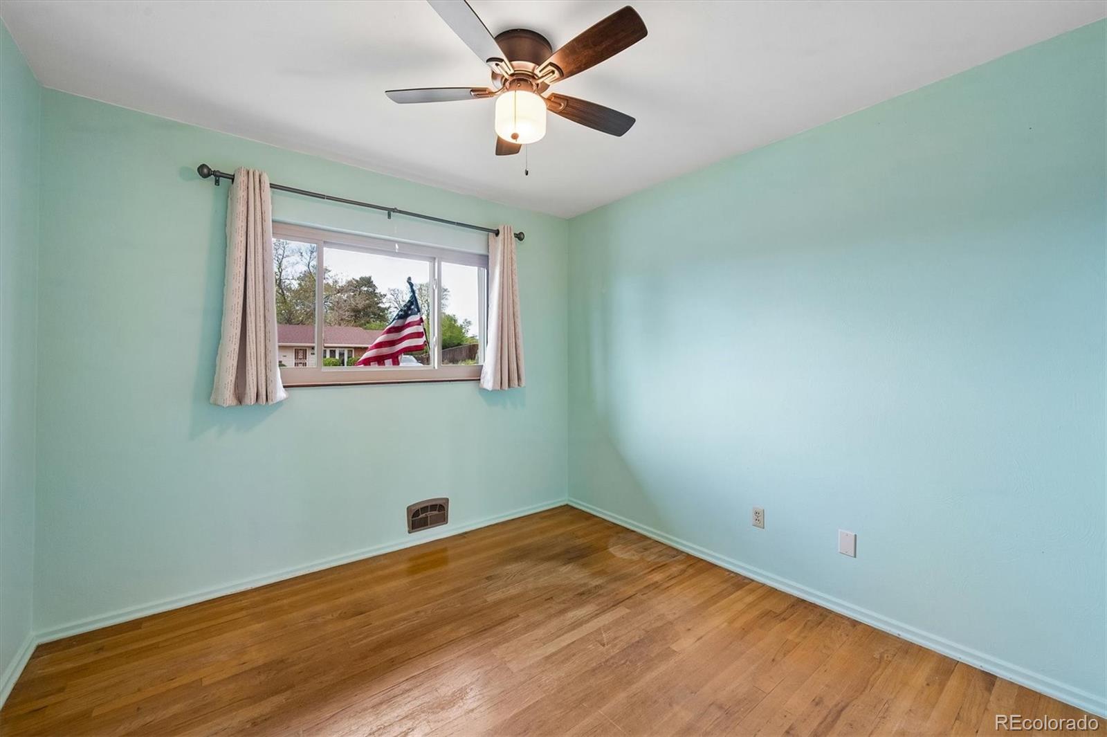 MLS Image #15 for 2712 s vrain street,denver, Colorado
