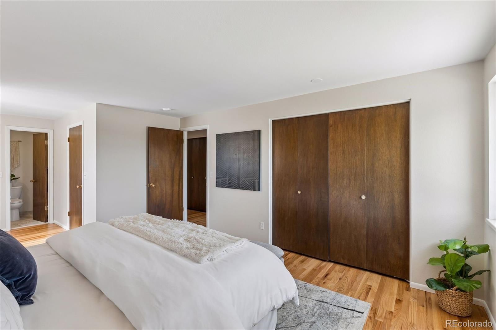 MLS Image #19 for 1995 s poplar street,denver, Colorado