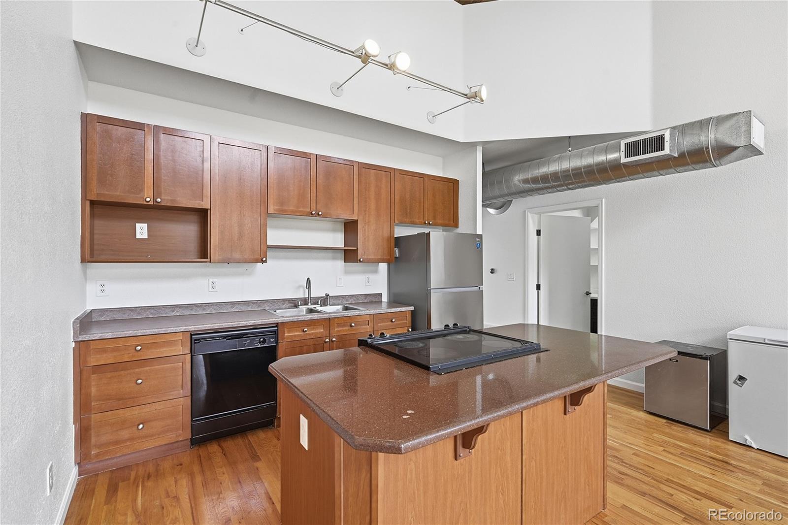 MLS Image #12 for 220  roslyn street,denver, Colorado