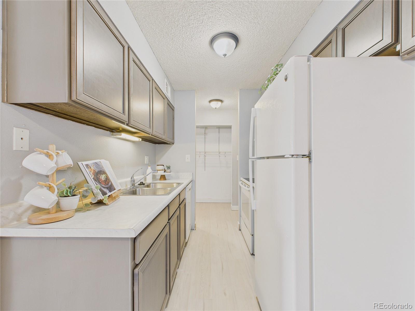 MLS Image #10 for 190 e highline circle,centennial, Colorado