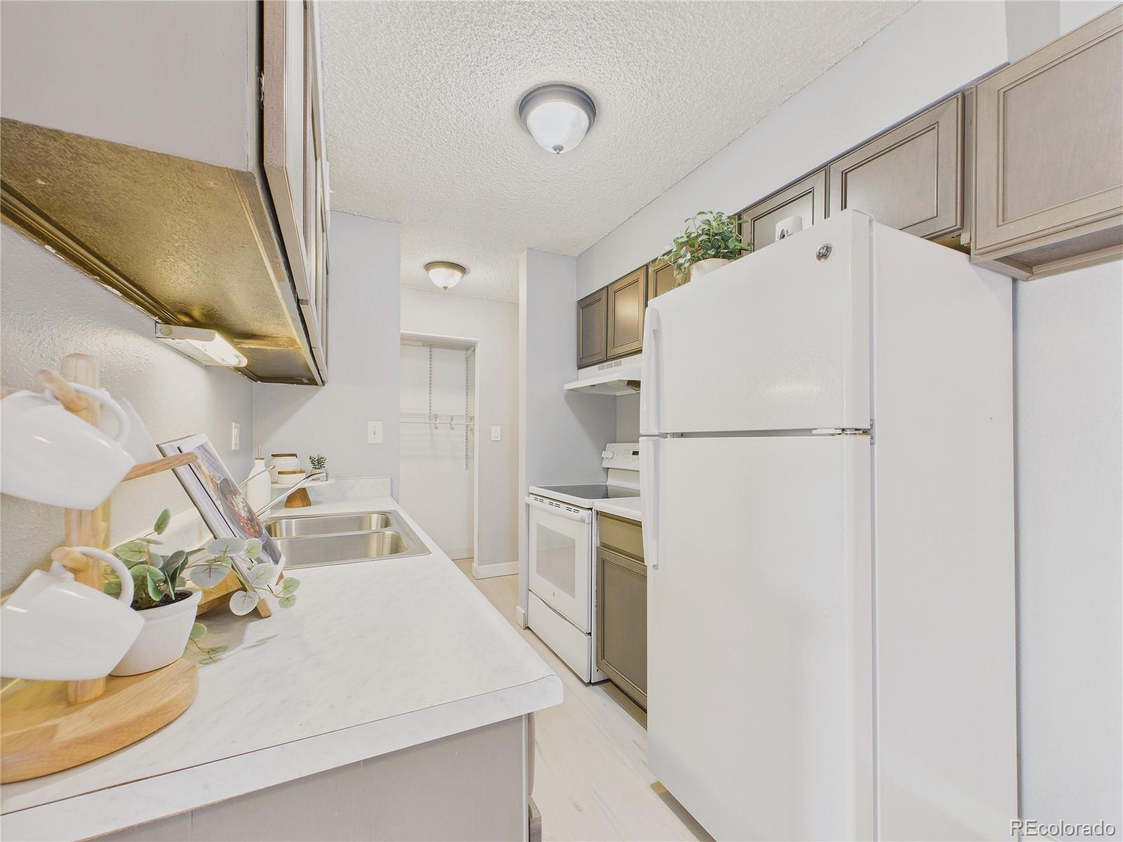 MLS Image #11 for 190 e highline circle,centennial, Colorado