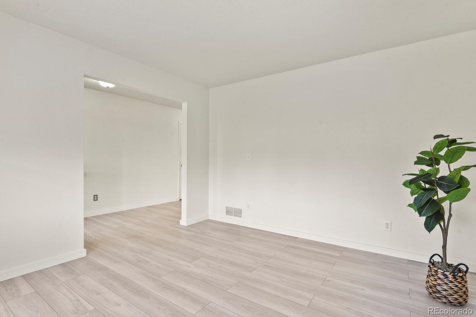 MLS Image #5 for 10039  granby drive,commerce city, Colorado