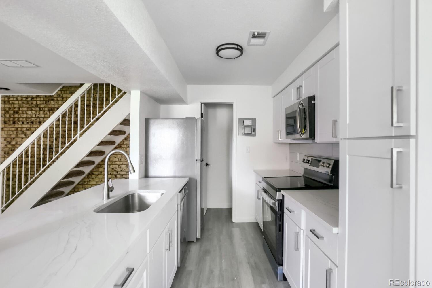 MLS Image #2 for 1142 s eagle circle,aurora, Colorado