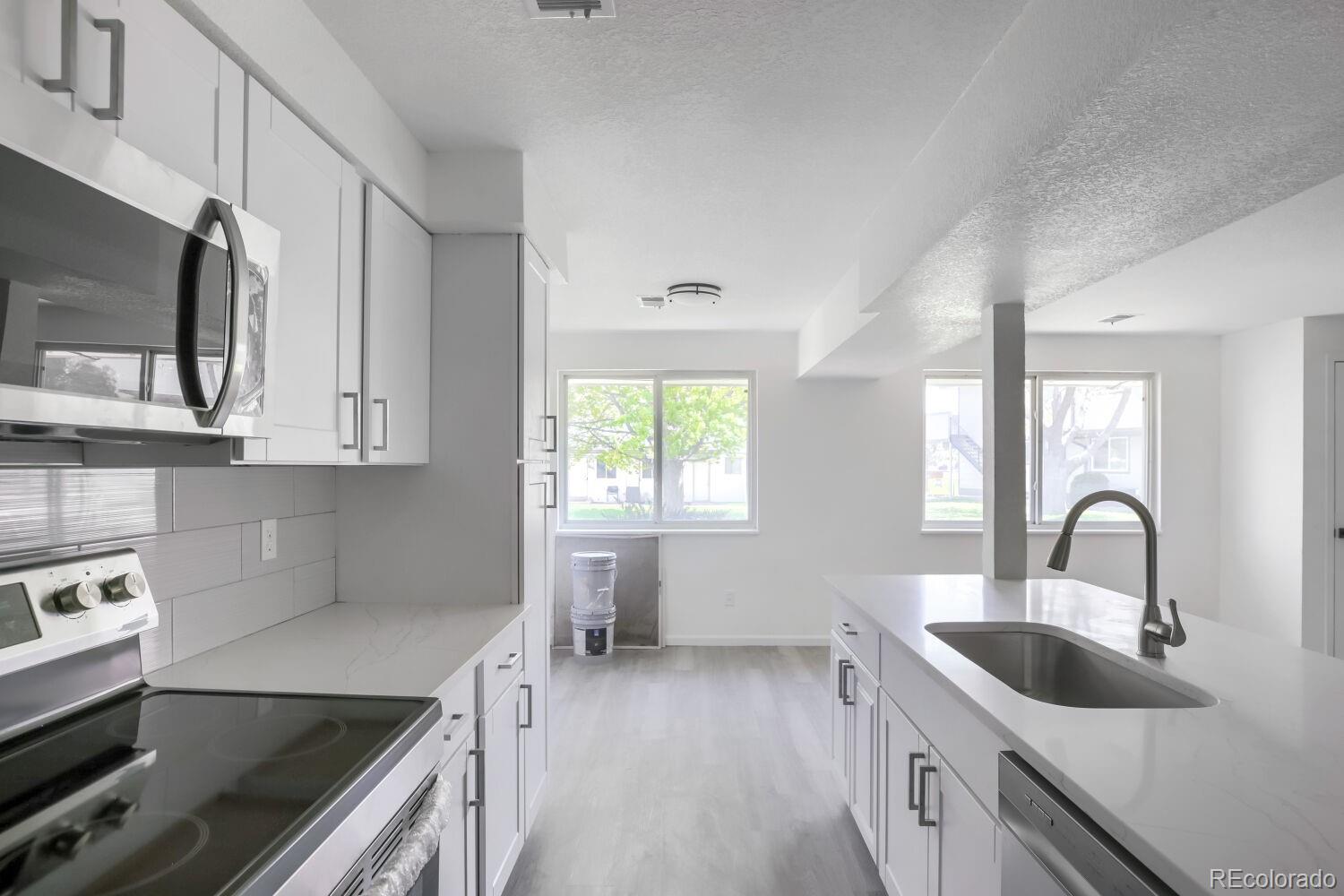 MLS Image #3 for 1142 s eagle circle,aurora, Colorado