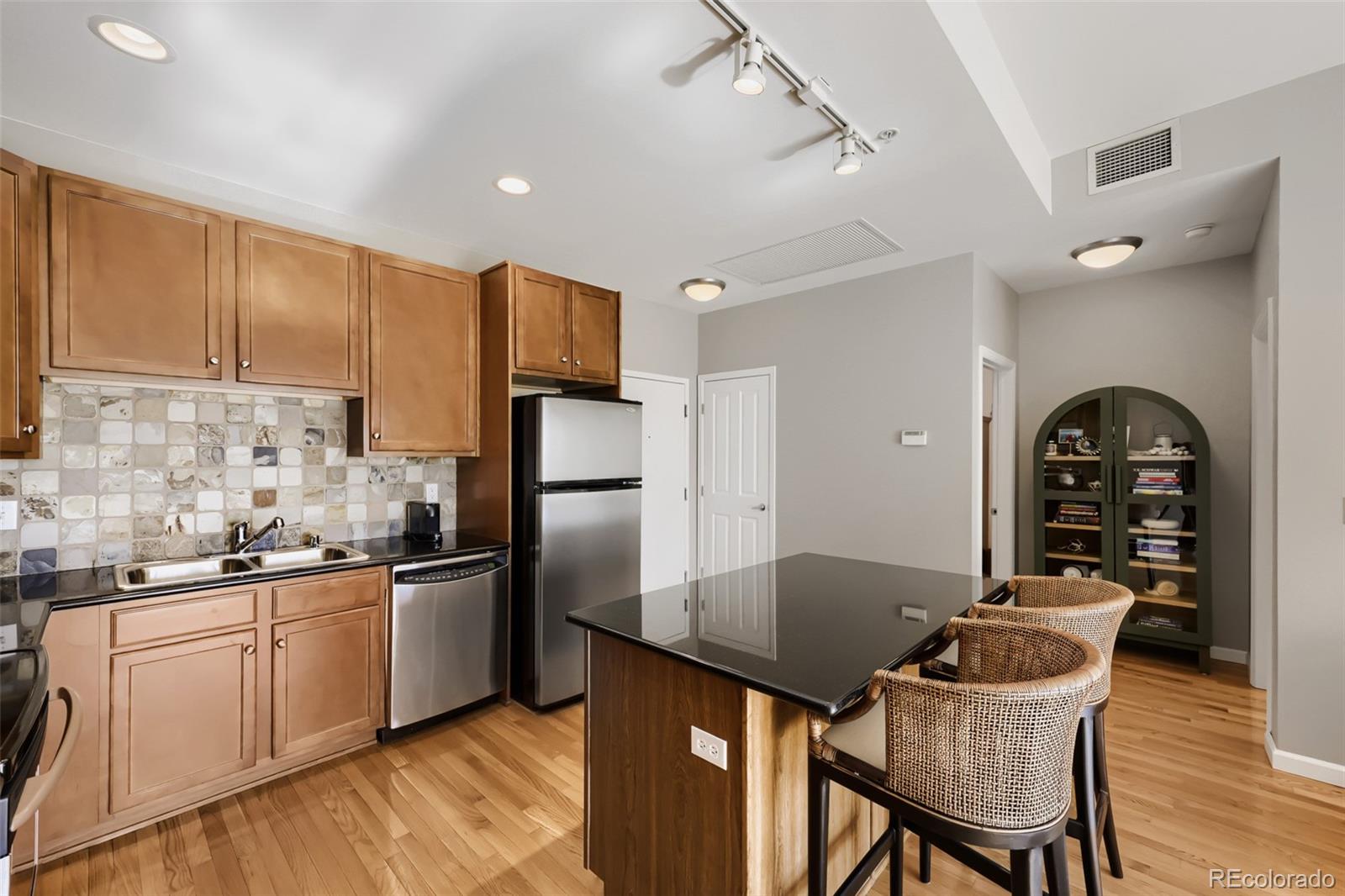 MLS Image #4 for 1950 n logan street 807,denver, Colorado