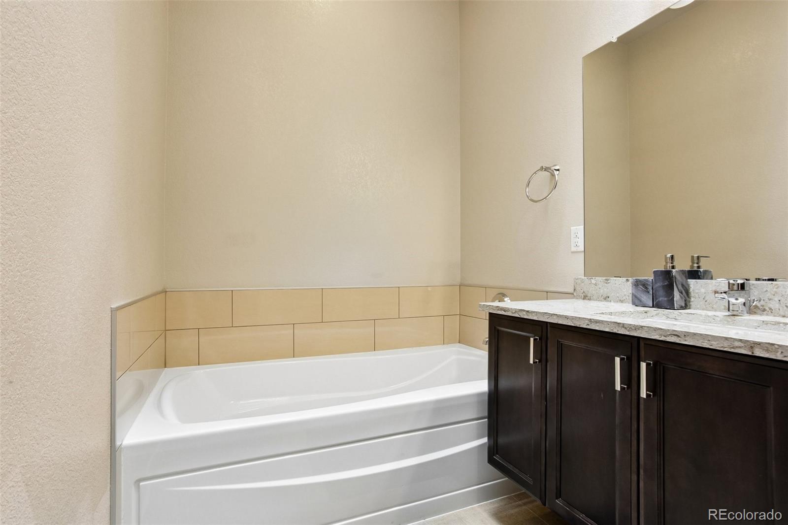 MLS Image #16 for 5548  valentia court,denver, Colorado