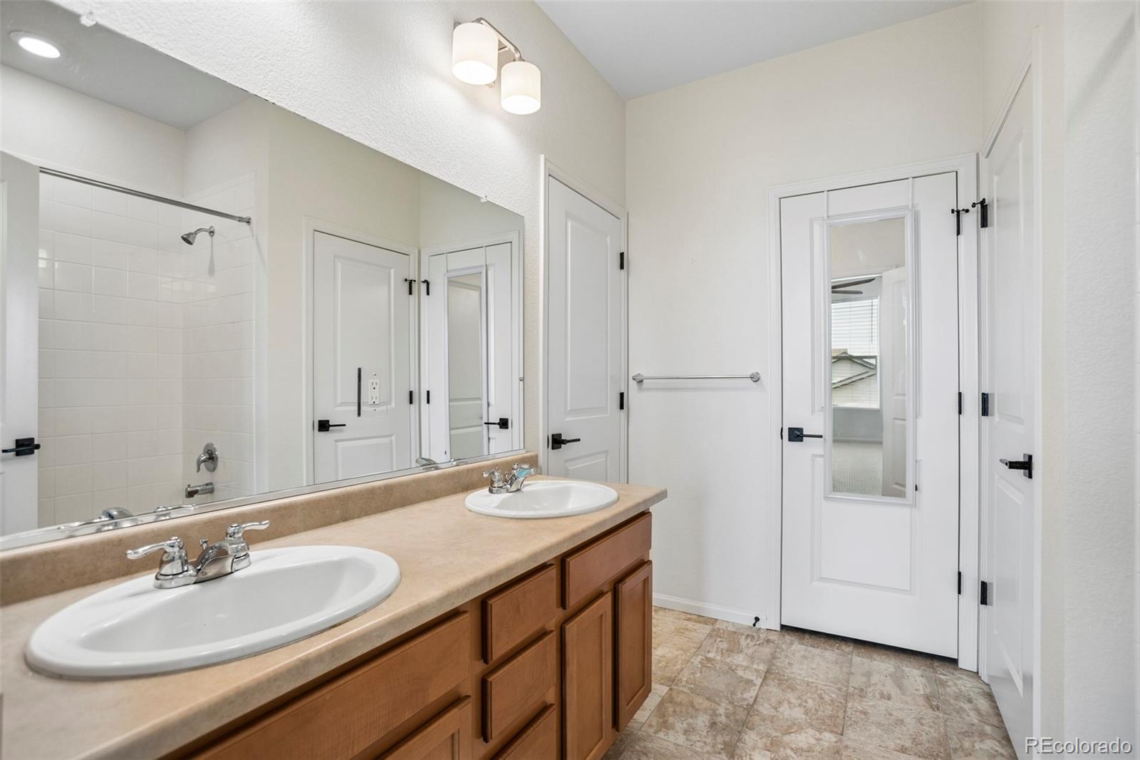 MLS Image #16 for 855 n waterloo circle,aurora, Colorado
