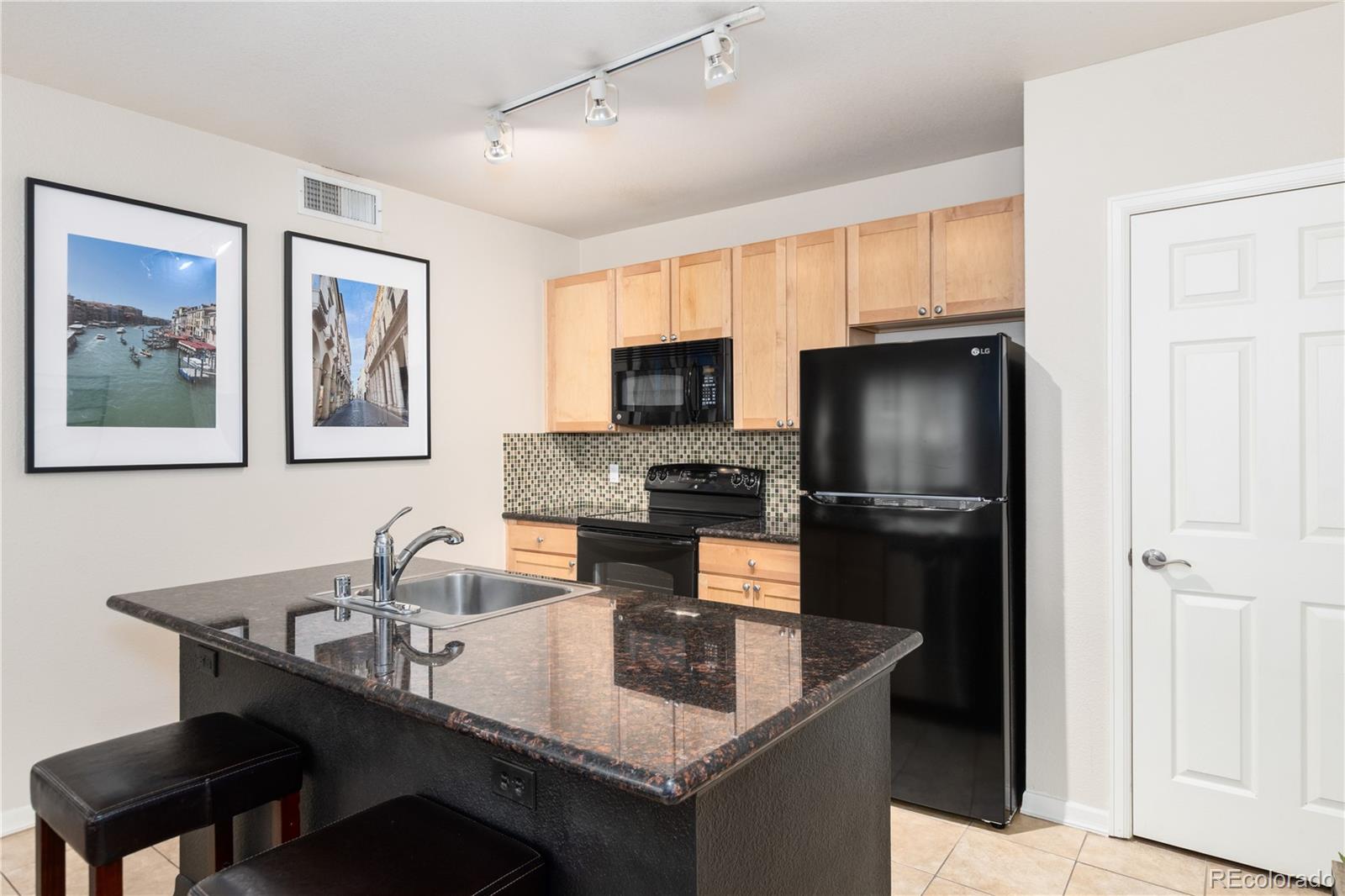 MLS Image #9 for 1623  saint paul street,denver, Colorado