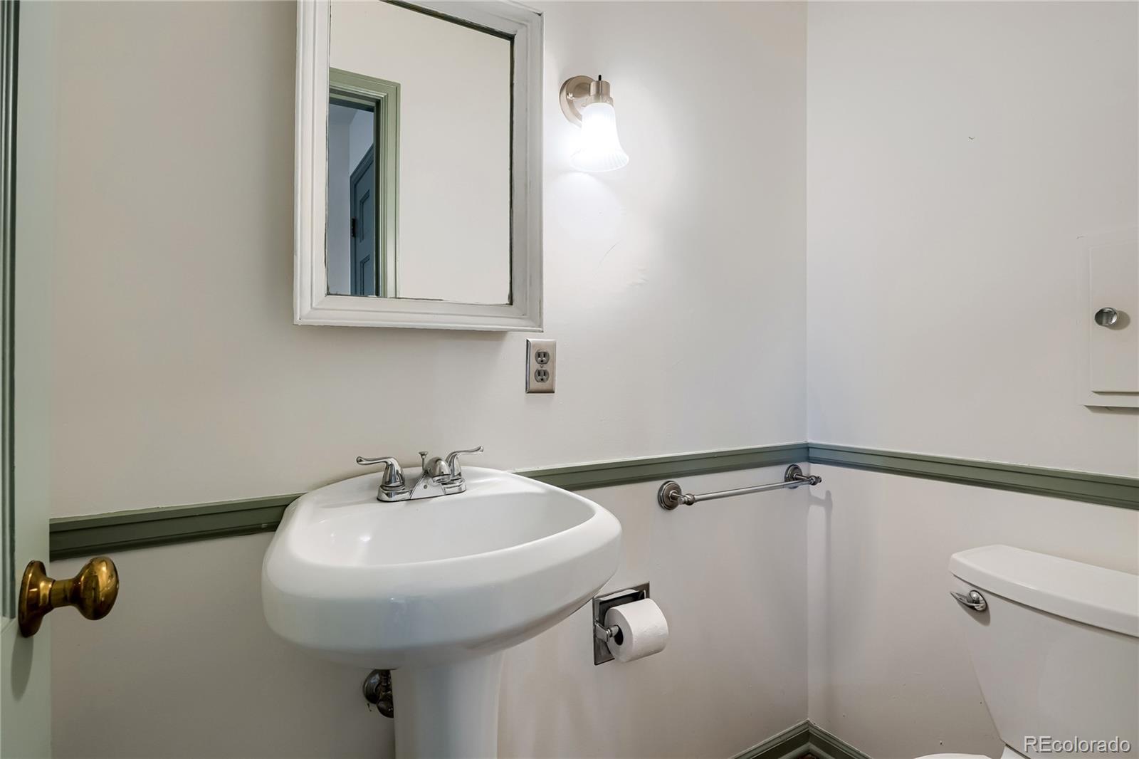 MLS Image #11 for 3320 s locust street,denver, Colorado