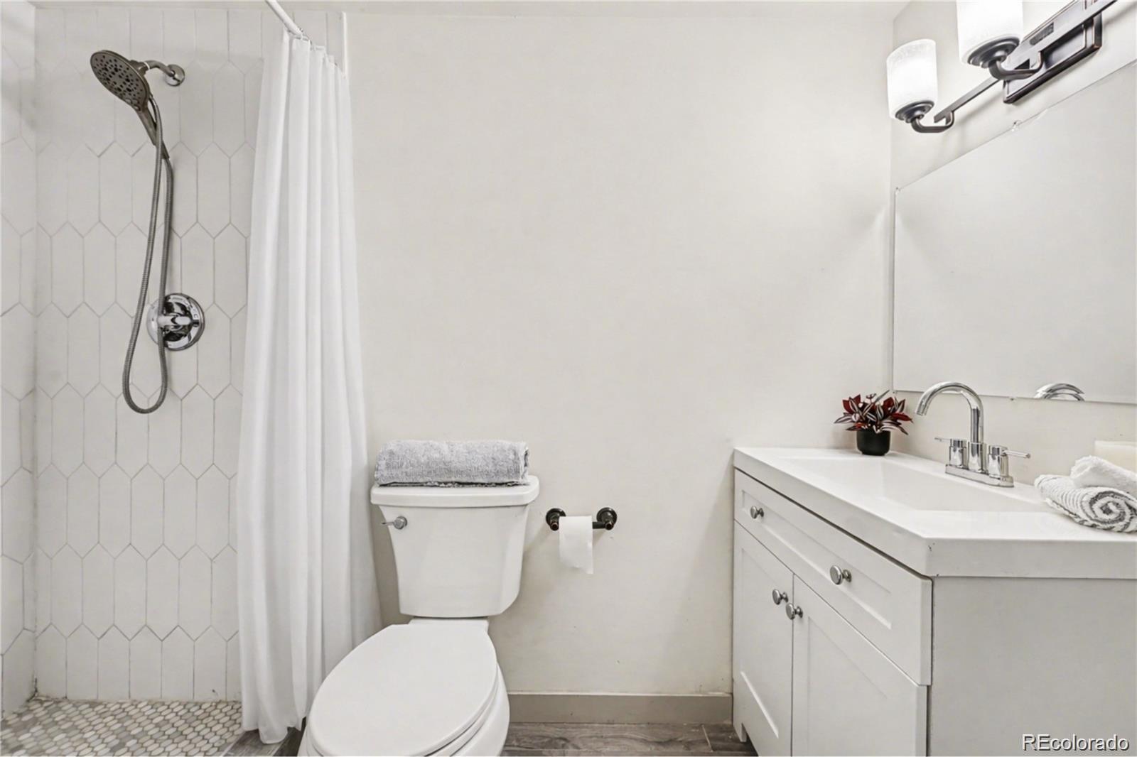 MLS Image #10 for 300 s clinton street,denver, Colorado