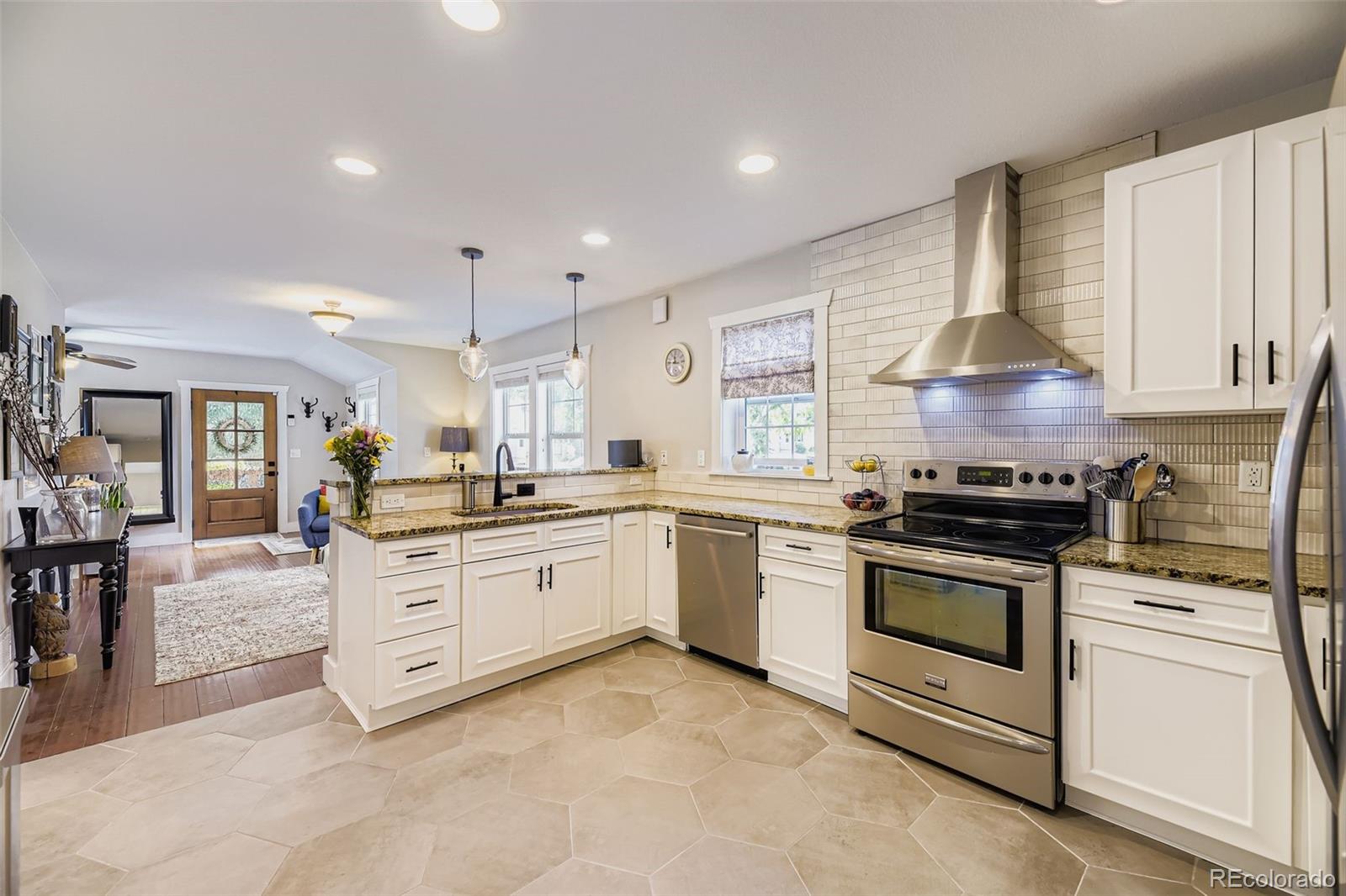 MLS Image #10 for 801 s krameria street,denver, Colorado