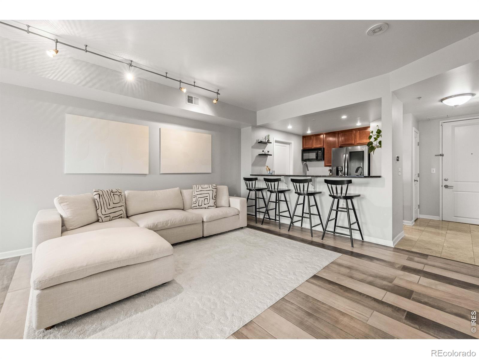 MLS Image #2 for 975 n lincoln street,denver, Colorado