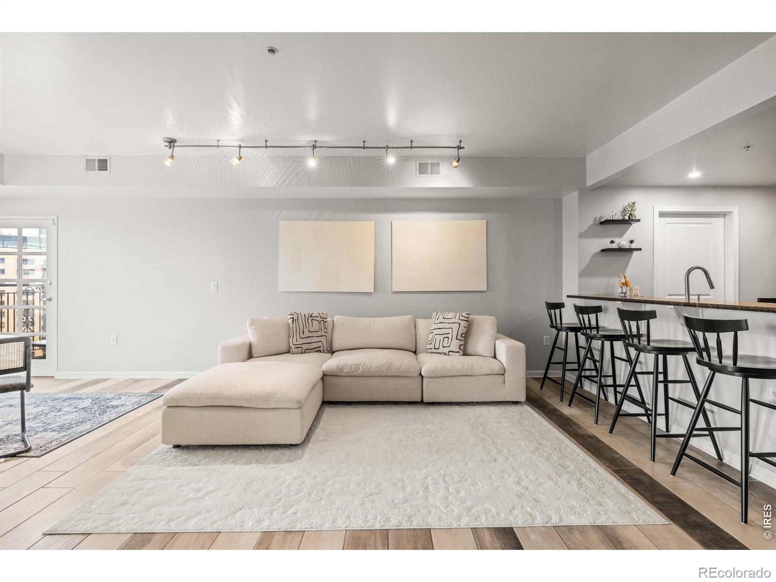 MLS Image #3 for 975 n lincoln street,denver, Colorado