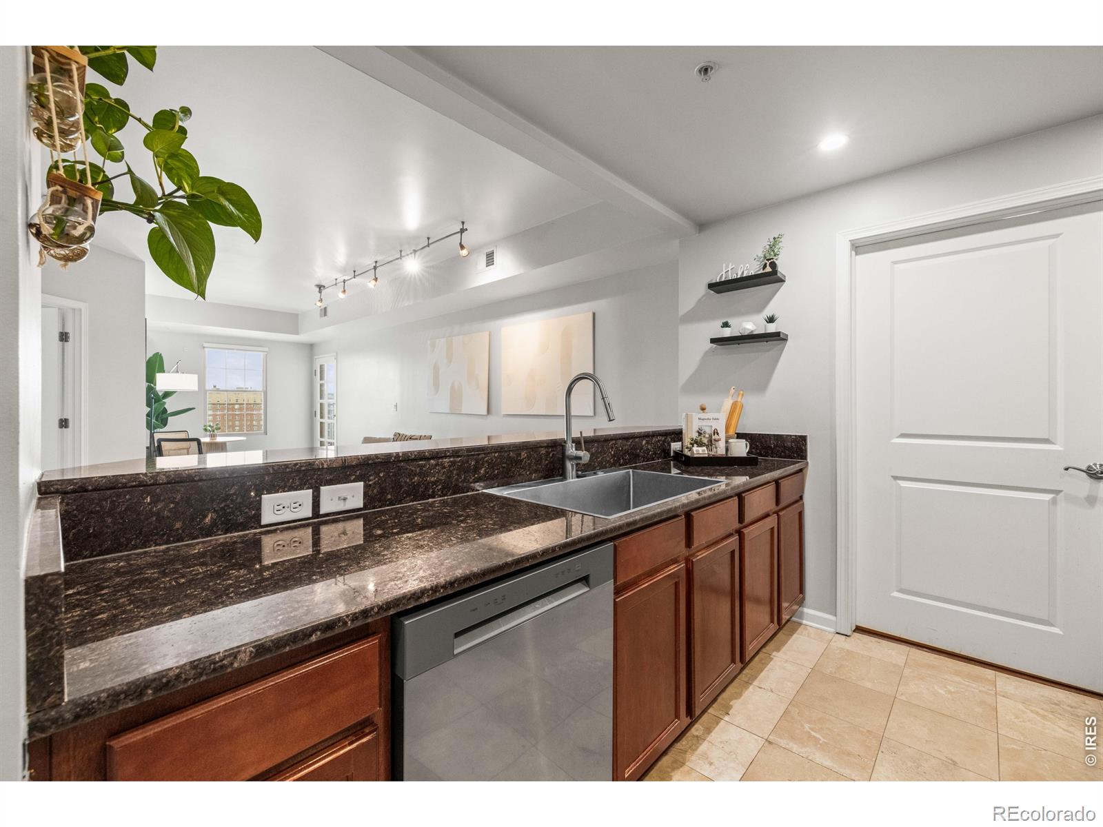 MLS Image #4 for 975 n lincoln street,denver, Colorado