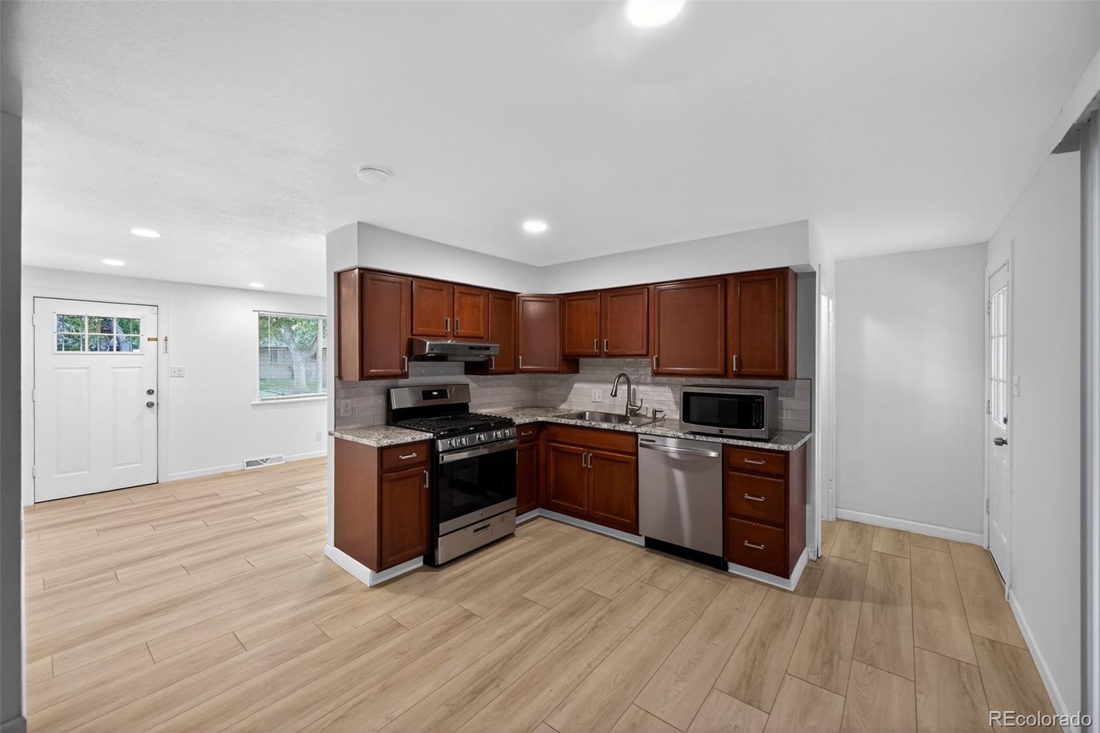 MLS Image #3 for 941 s ironton street,aurora, Colorado