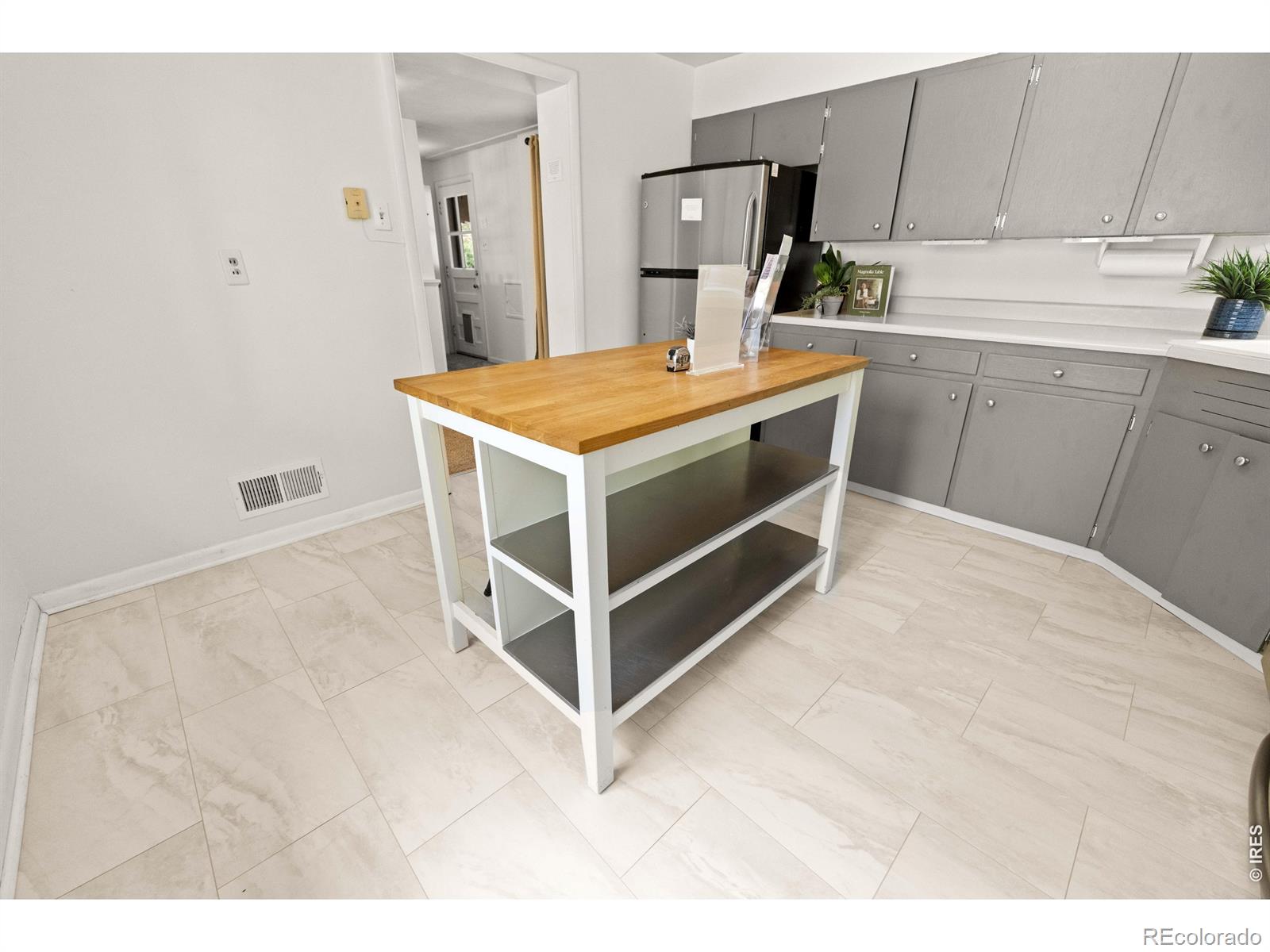 MLS Image #13 for 4645 e colorado avenue,denver, Colorado