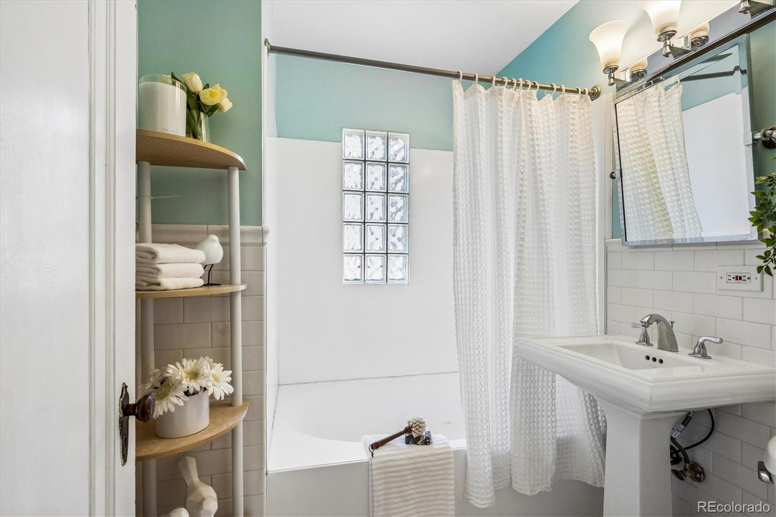 MLS Image #13 for 1718  newport street,denver, Colorado