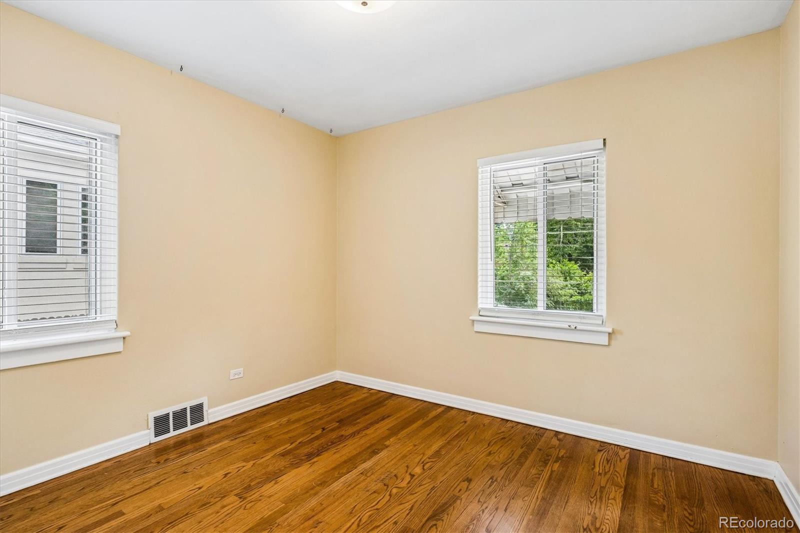 MLS Image #15 for 1718  newport street,denver, Colorado