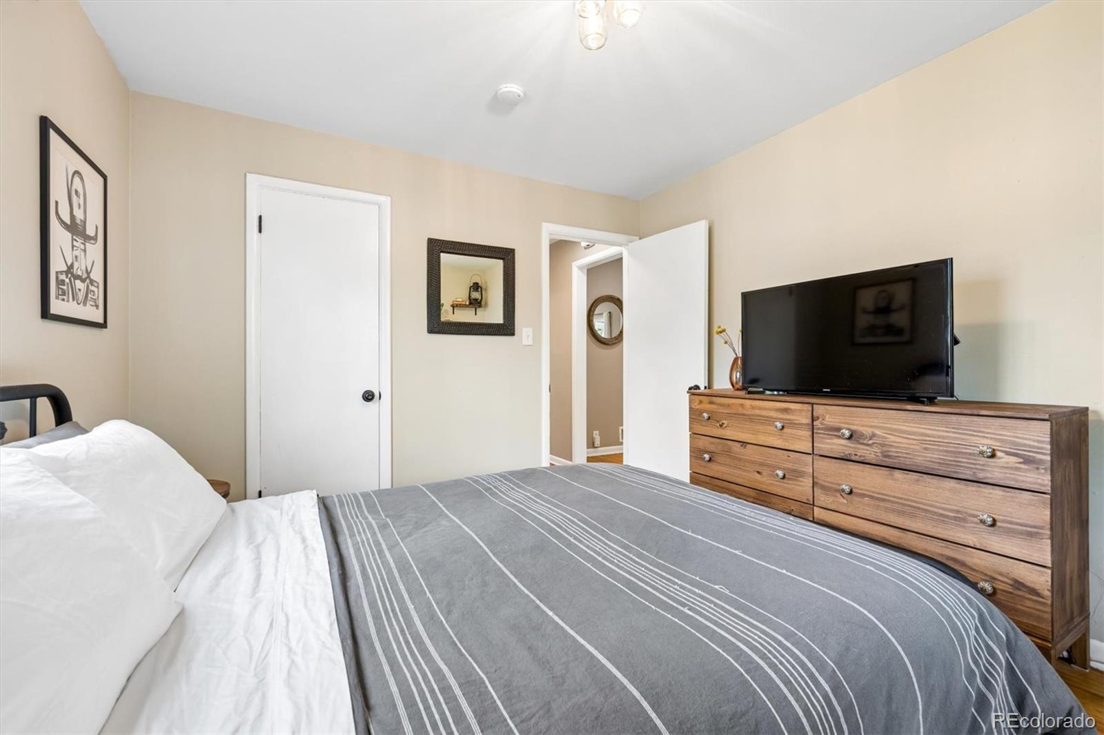 MLS Image #14 for 915  newark street,aurora, Colorado