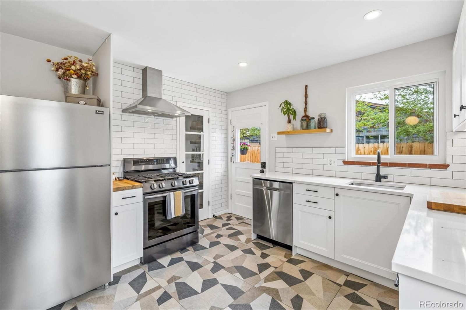 MLS Image #9 for 915  newark street,aurora, Colorado