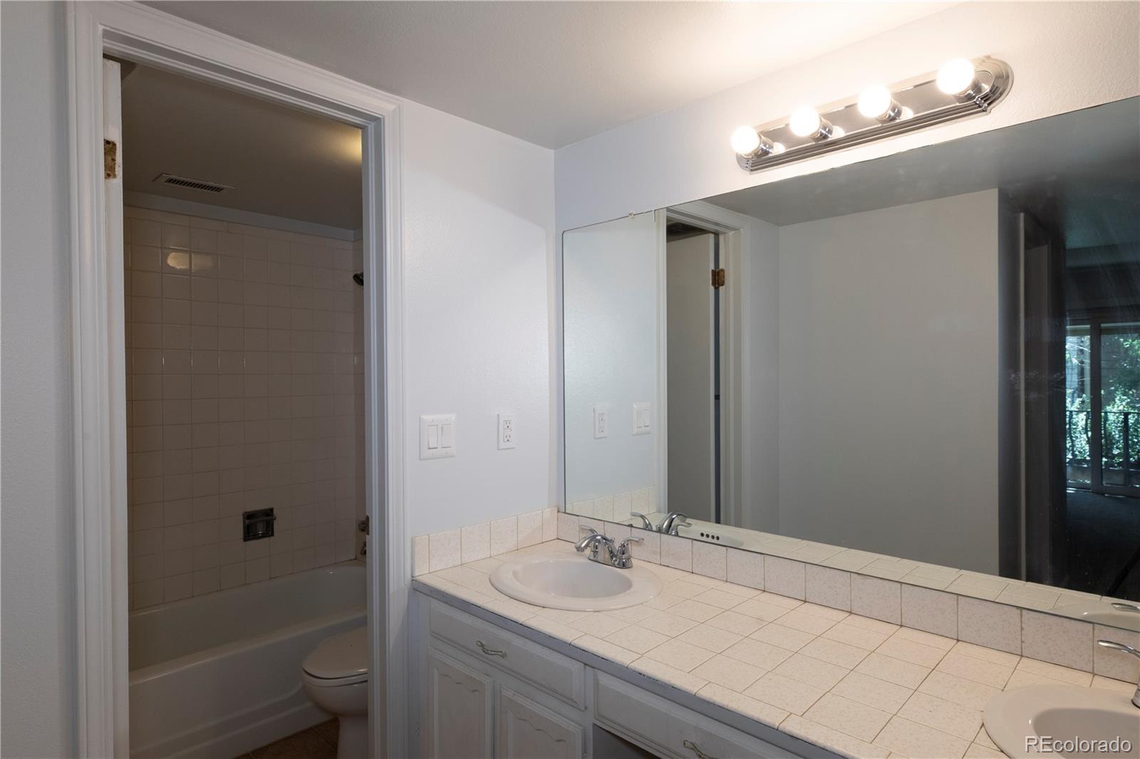 MLS Image #19 for 5882 e ithaca place,denver, Colorado